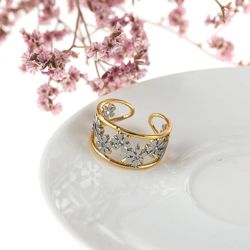 Merina – Asymmetrical Daisy Ring