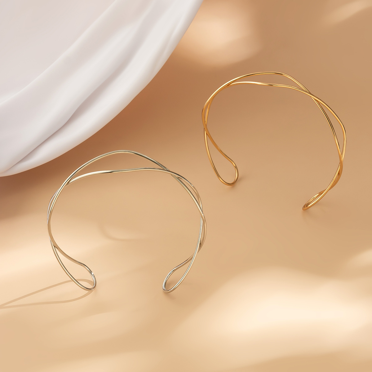 Choker crafted from twisted wire - Modern design