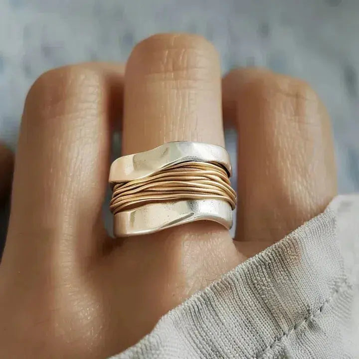 Elara – Ring with Two-Tone Shine