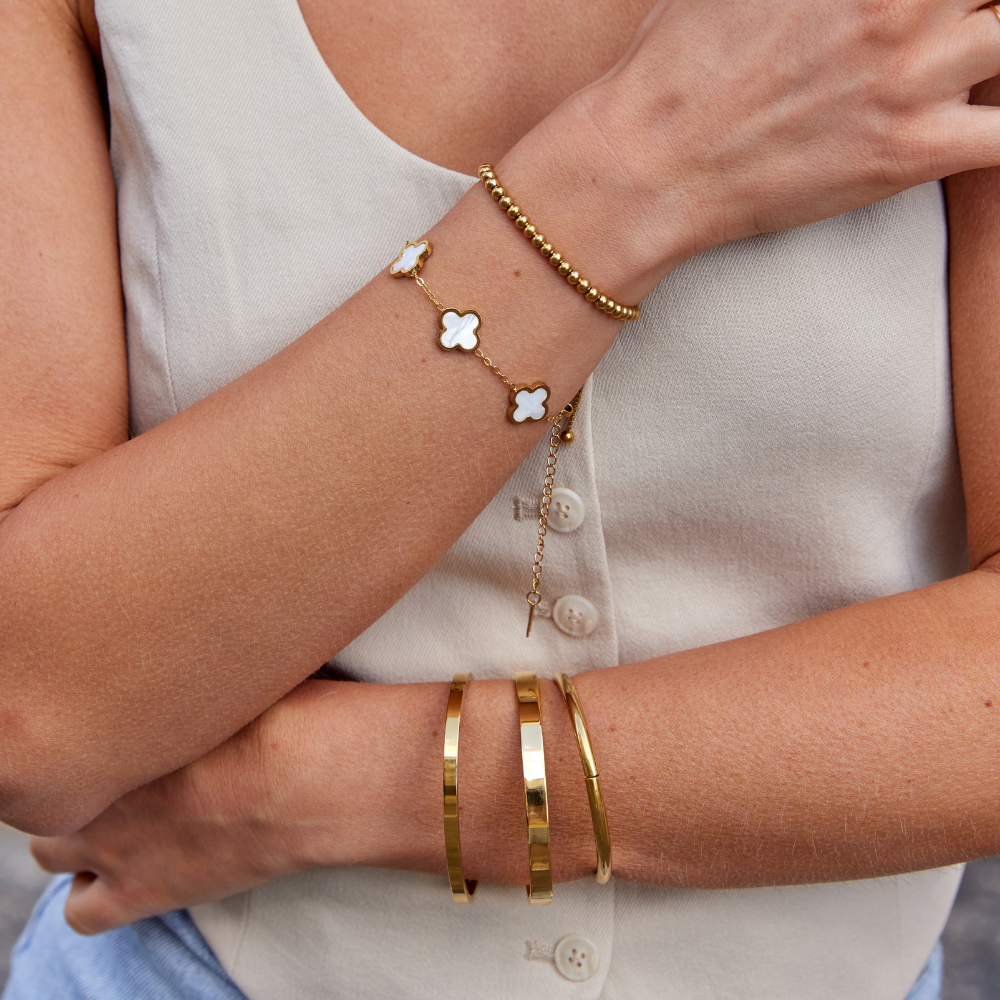 Lily – Gold Bangle