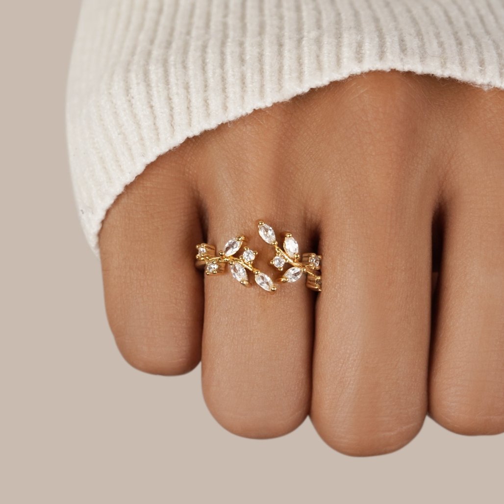 Aretha – Ring Vine Crystal in 18K Gold