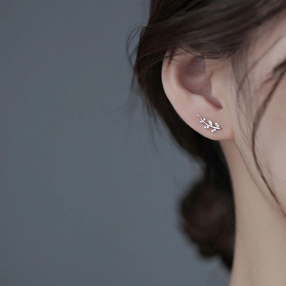 Liana – Earrings with Gleaming Leaves