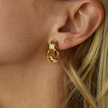 Luna – Intersecting gold hoops