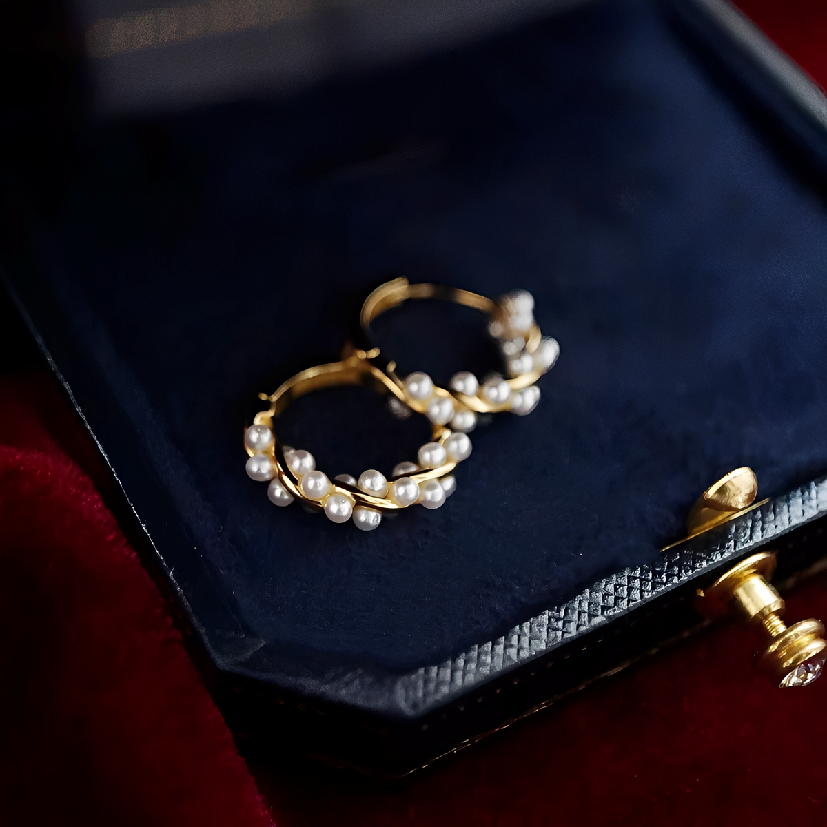 Ellie – Earrings featuring twisted pearls