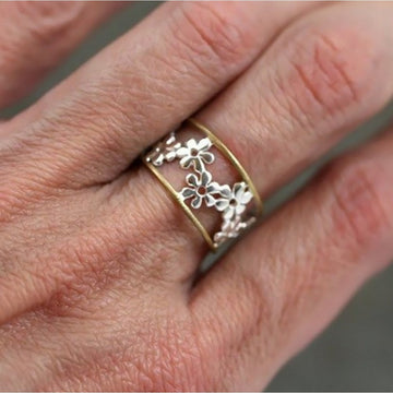 Merina – Asymmetrical Daisy Ring