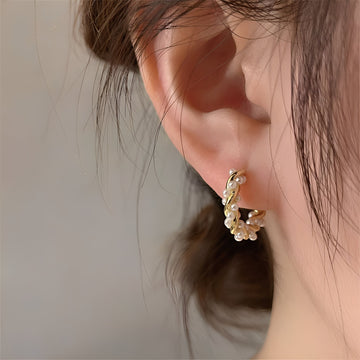 Ellie – Earrings featuring twisted pearls