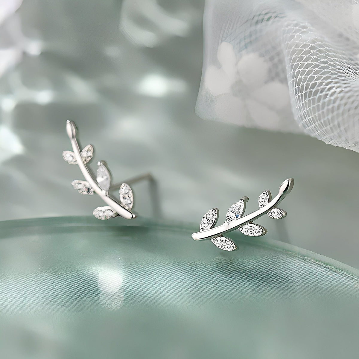 Liana – Earrings with Gleaming Leaves