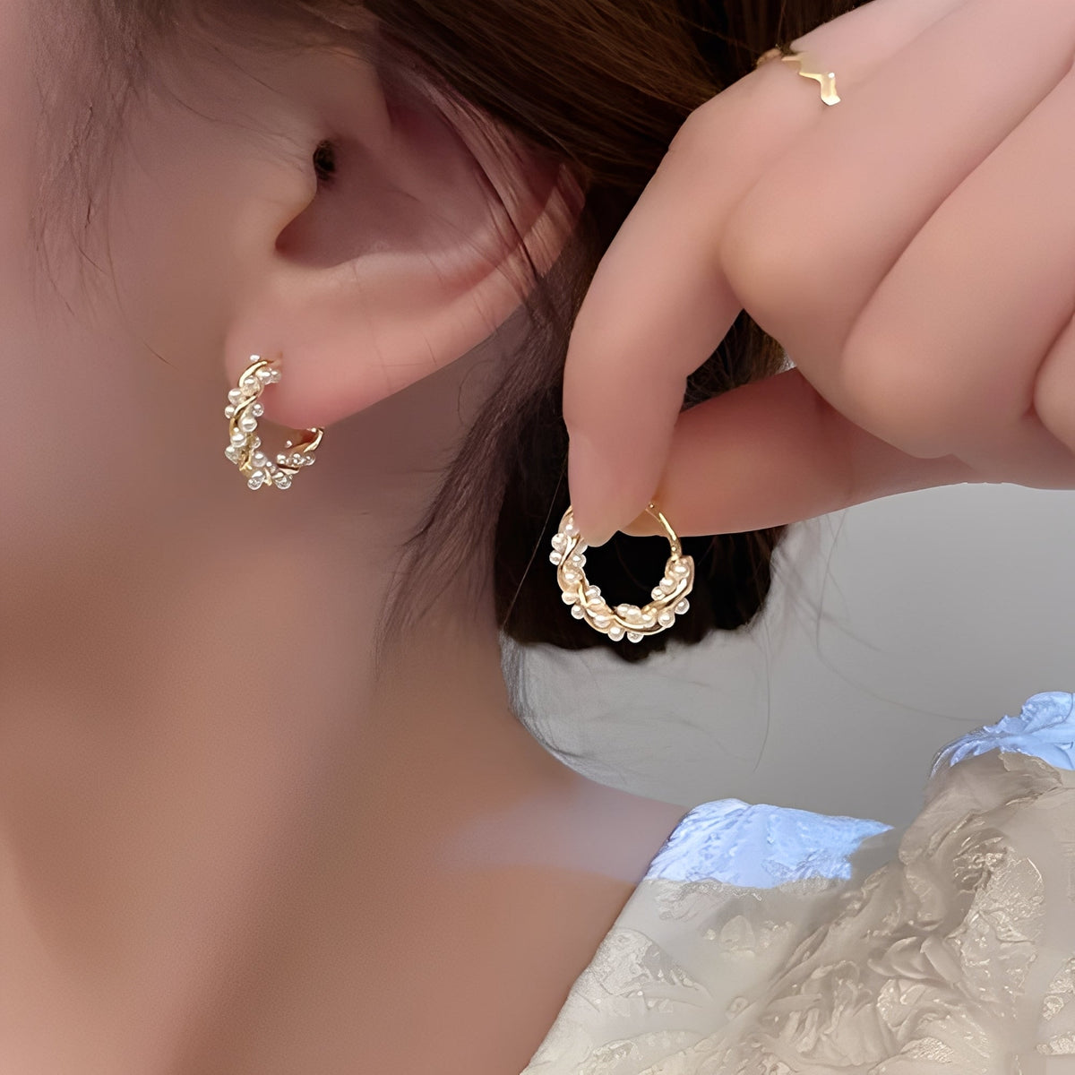 Ellie – Earrings featuring twisted pearls