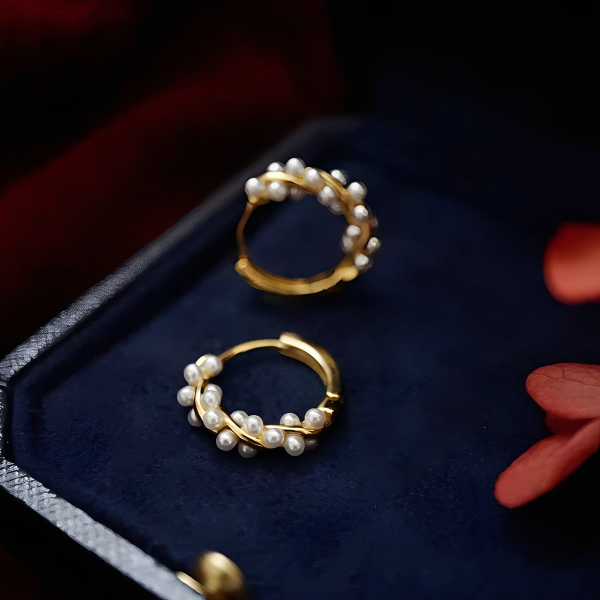Ellie – Earrings featuring twisted pearls