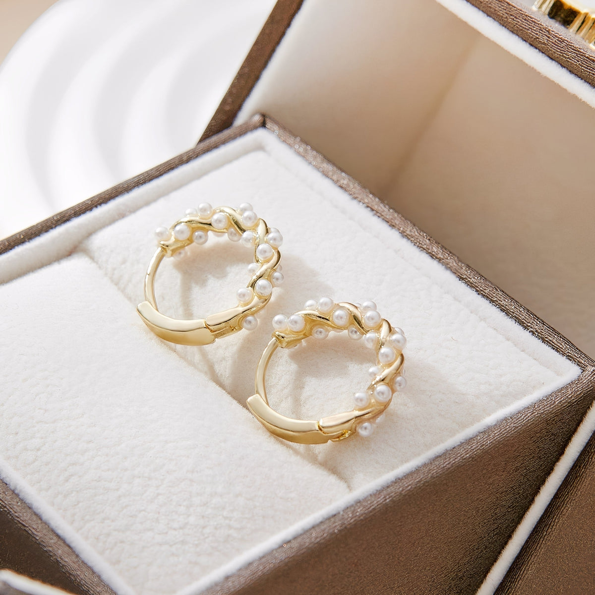 Ellie – Earrings featuring twisted pearls