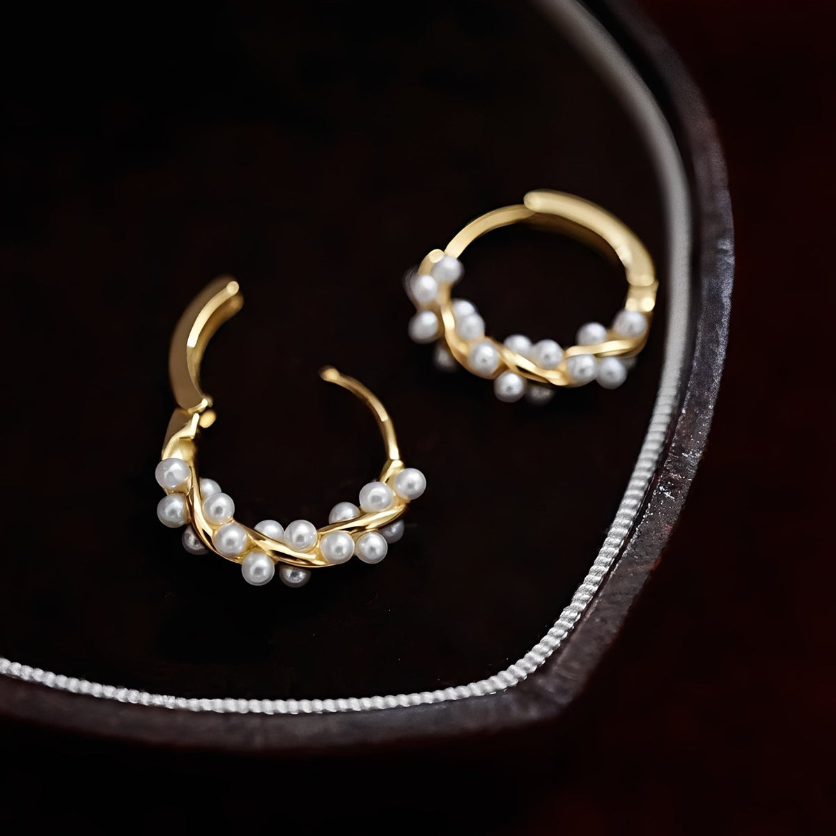 Ellie – Earrings featuring twisted pearls