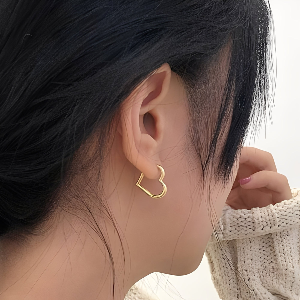 Lena – Heart Hoop Earrings in Gold (Pair)