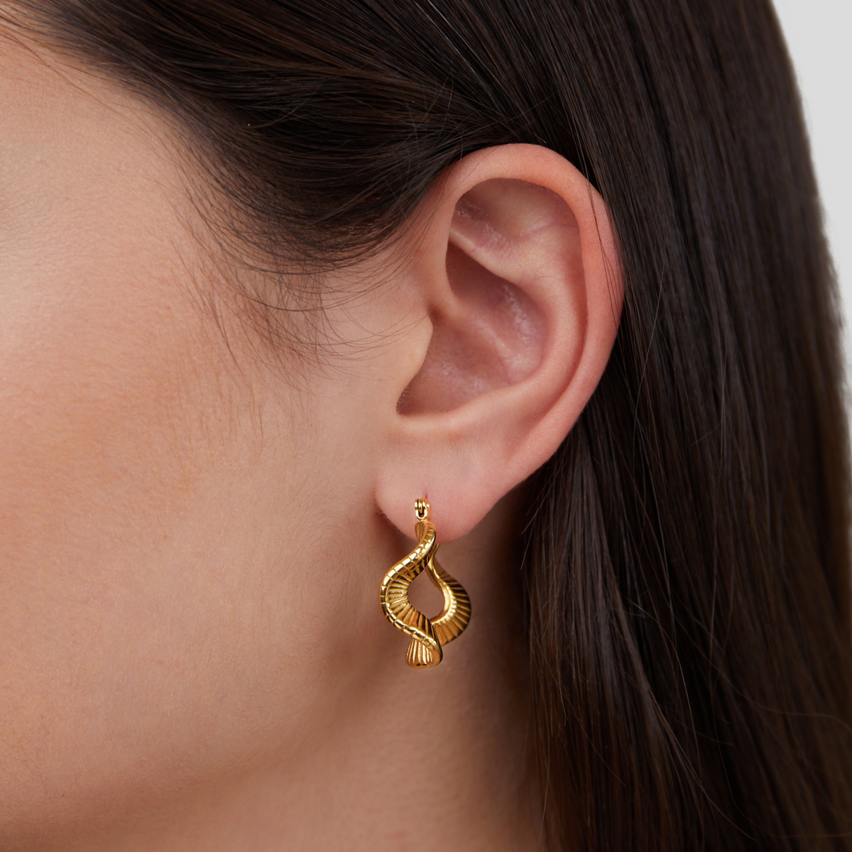 Anja – Gold Hoops with Curved Design