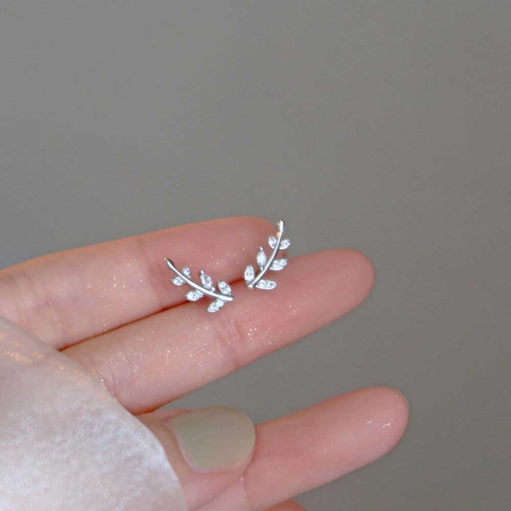 Liana – Earrings with Gleaming Leaves