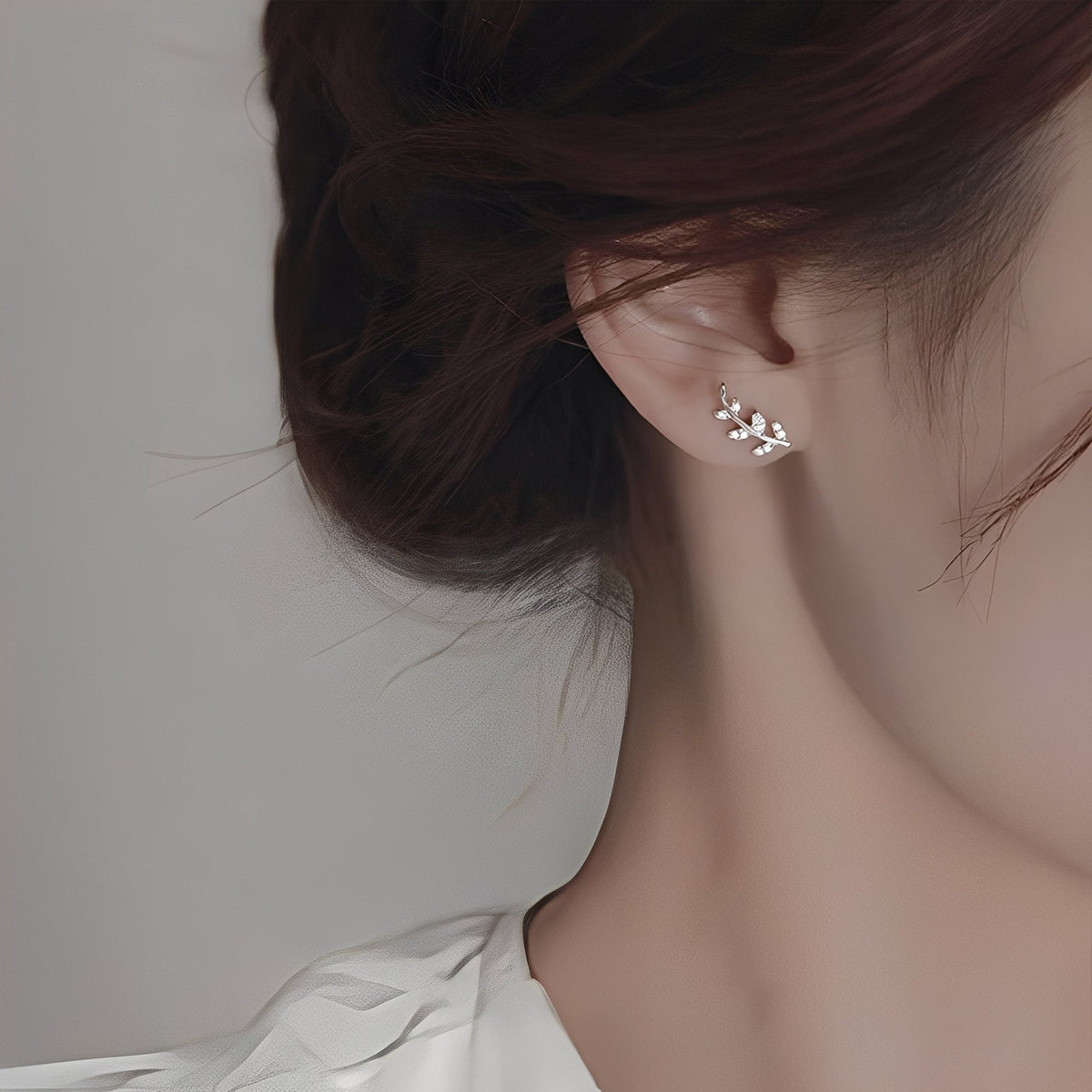 Liana – Earrings with Gleaming Leaves