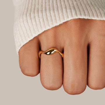 Tarah – Wave Ring in 18K Gold