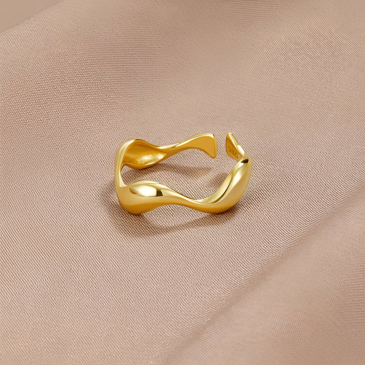 Tarah – Wave Ring in 18K Gold