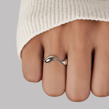 Ondine – Minimalist wave ring