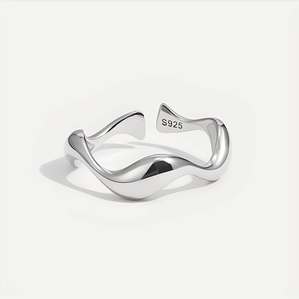 Ondine – Minimalist wave ring