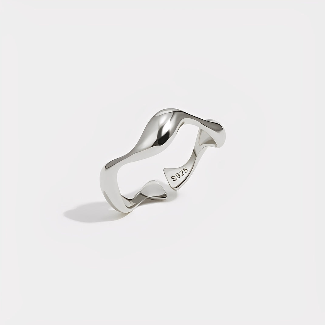 Ondine – Minimalist wave ring