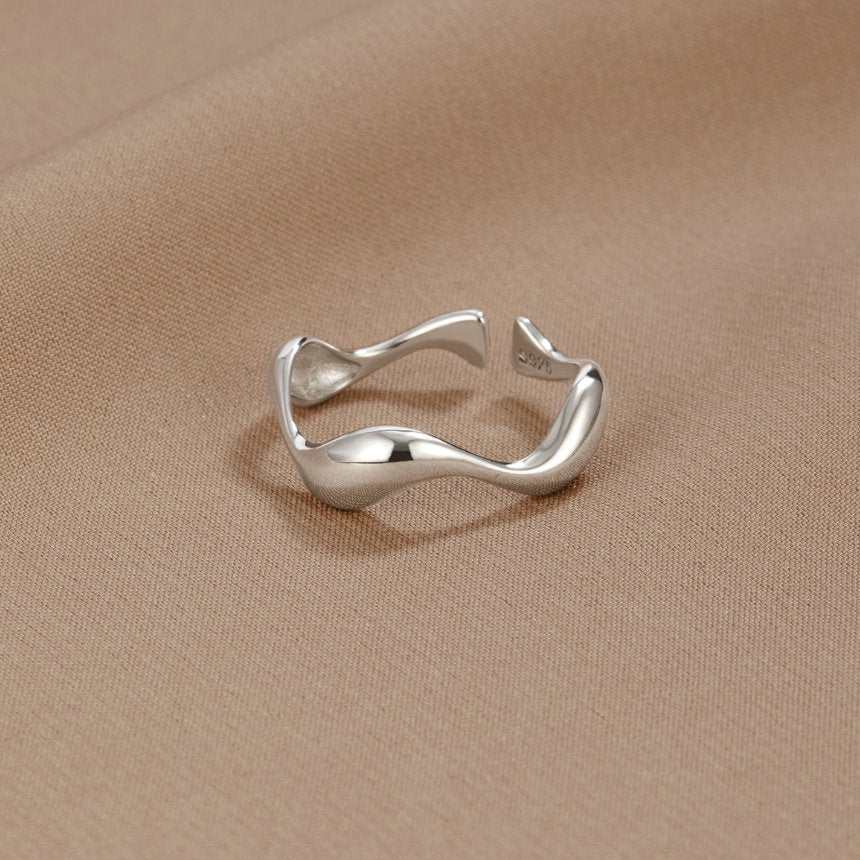 Ondine – Minimalist wave ring
