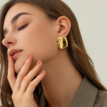 Poppy - Square earrings in gold