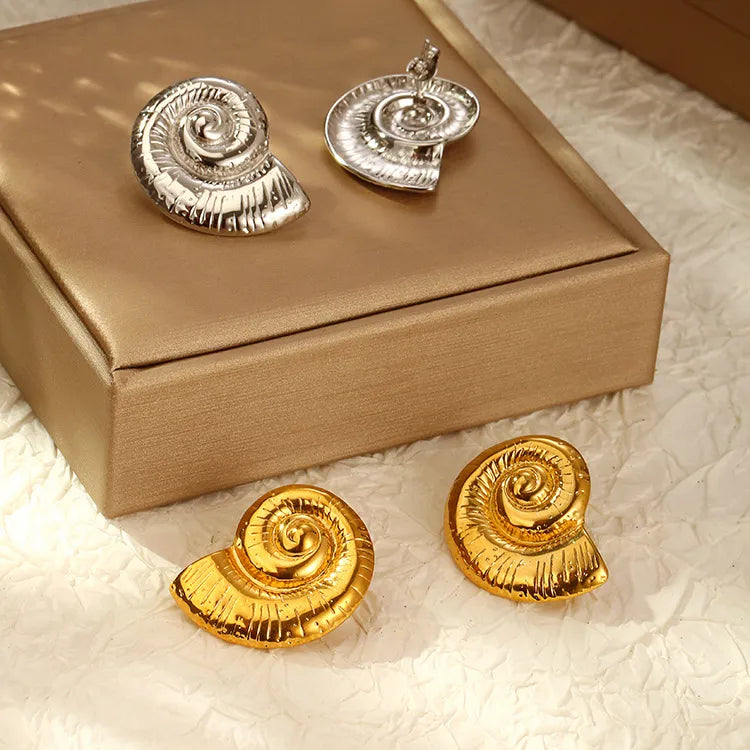 Pia – Chic Shell Earrings