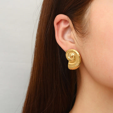 Pia – Chic Shell Earrings