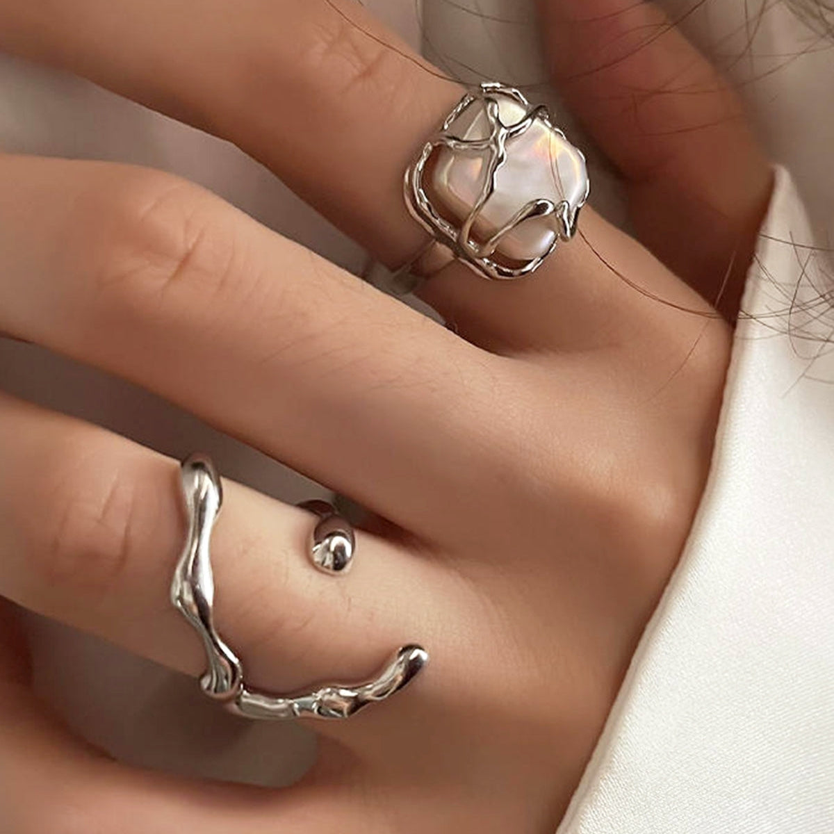 Marian – Gold ring featuring a pearl