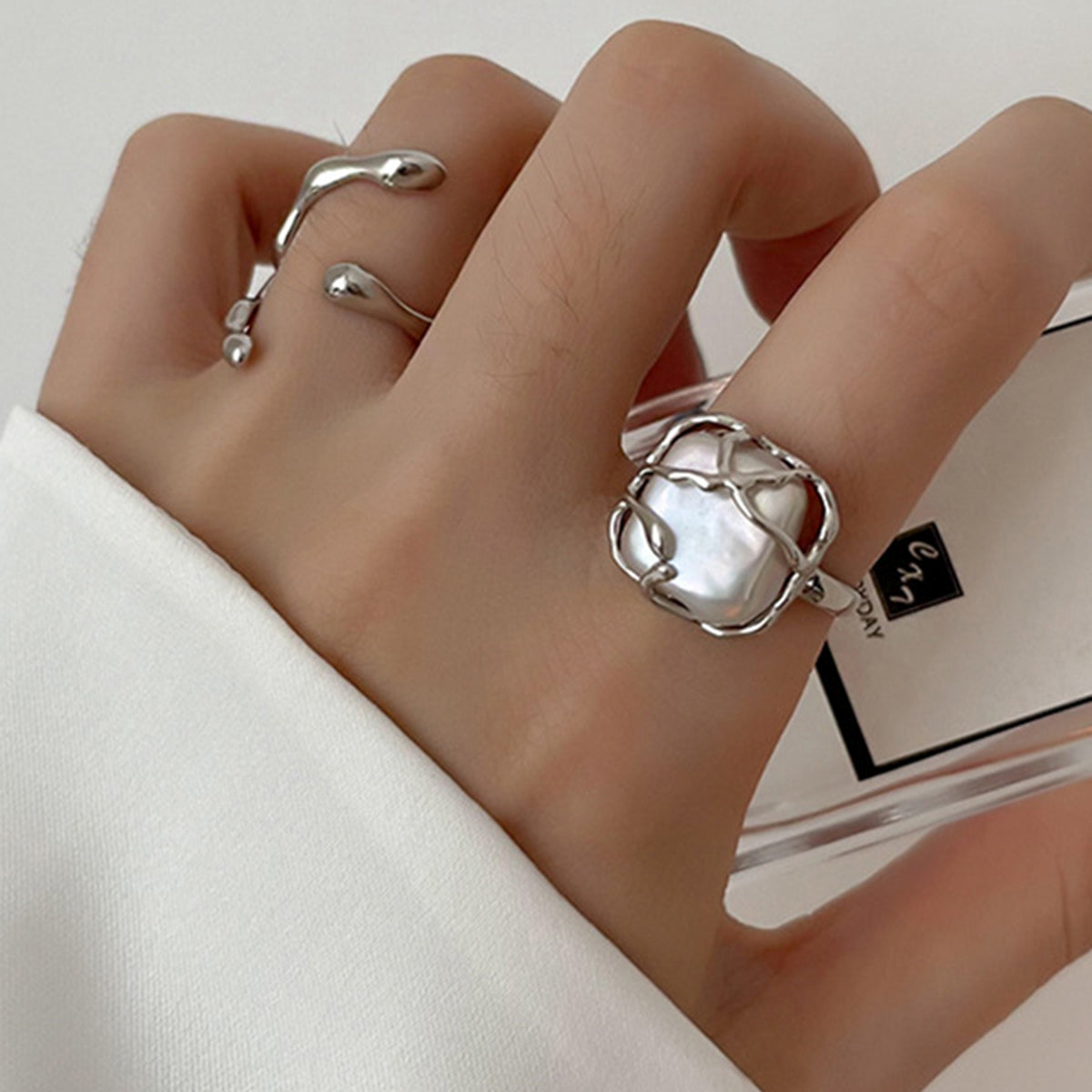 Marian – Gold ring featuring a pearl