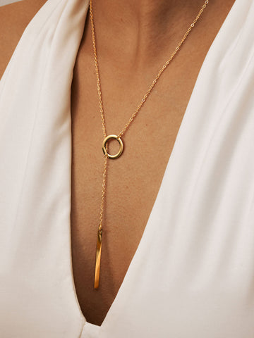 Blythe – Lariat necklace in gold with bar