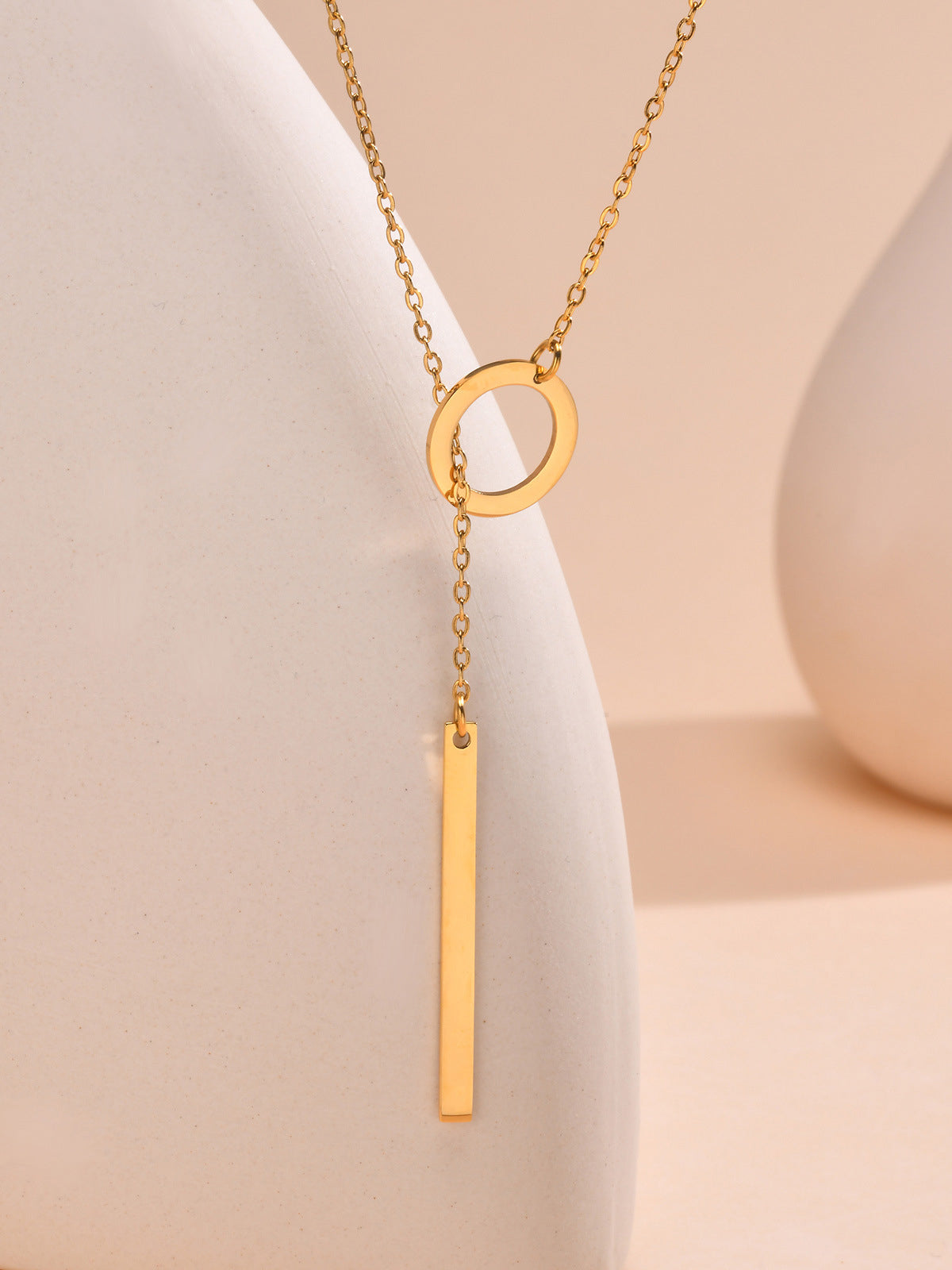 Blythe – Lariat necklace in gold with bar