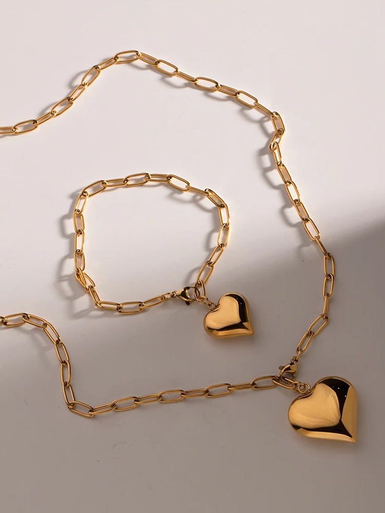 Babette – Gold-Plated Paperclip Necklace with Heart Accents