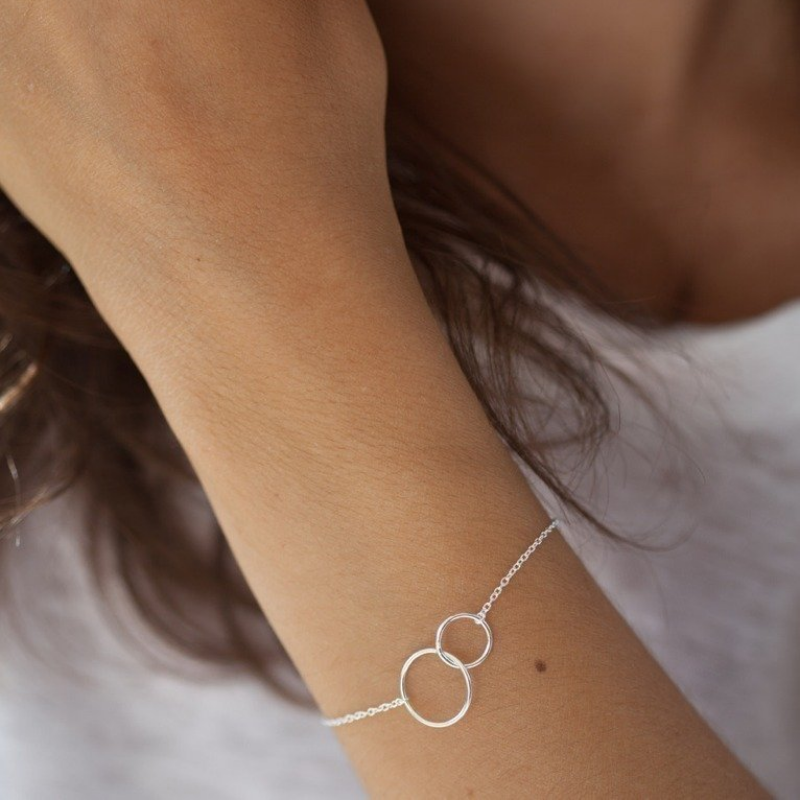 Bracelet with Intertwined Rings - Overlapping Design