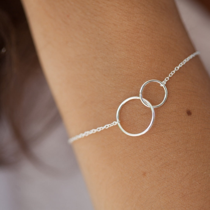 Bracelet with Intertwined Rings - Overlapping Design