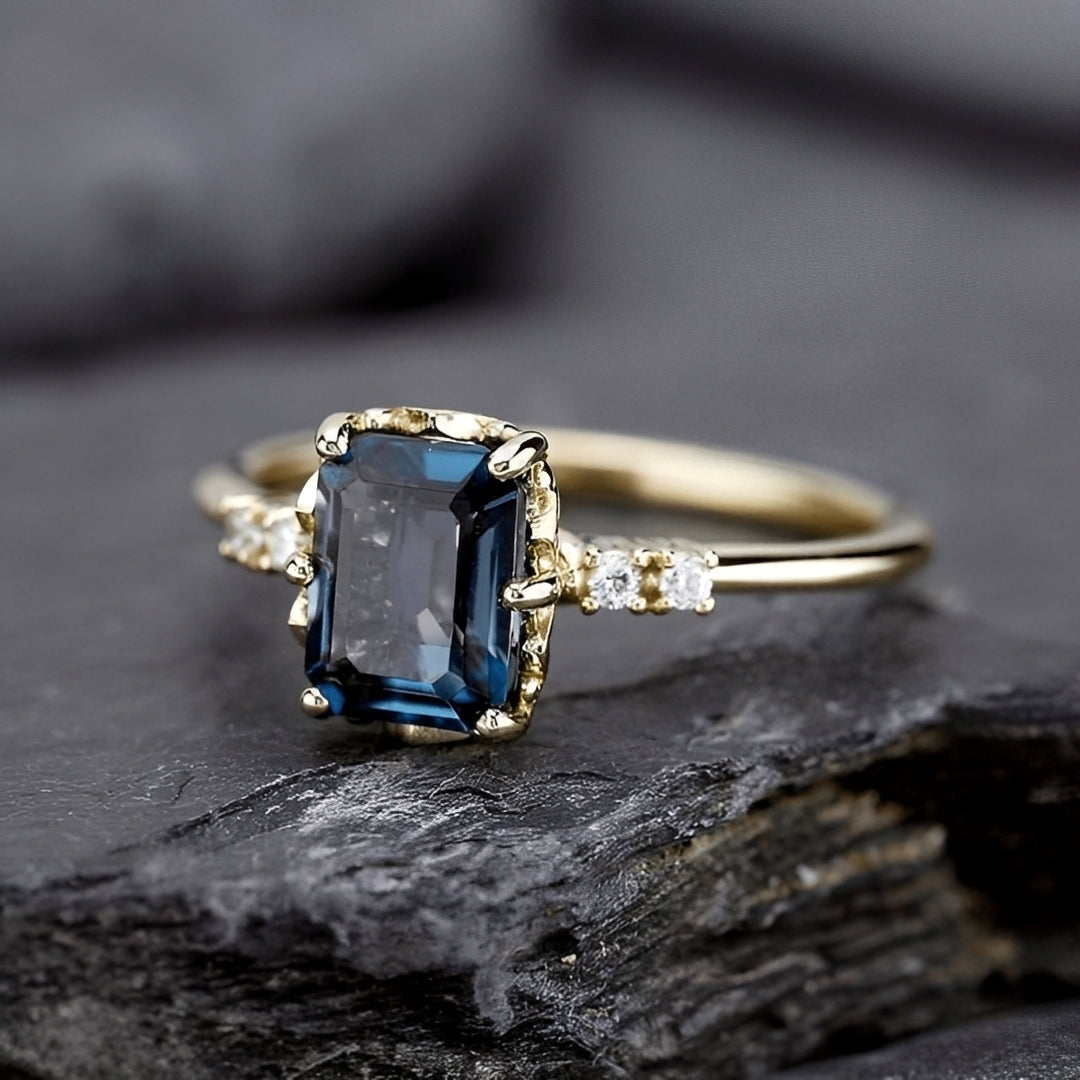 Sza – Vintage ring in gold featuring blue crystal