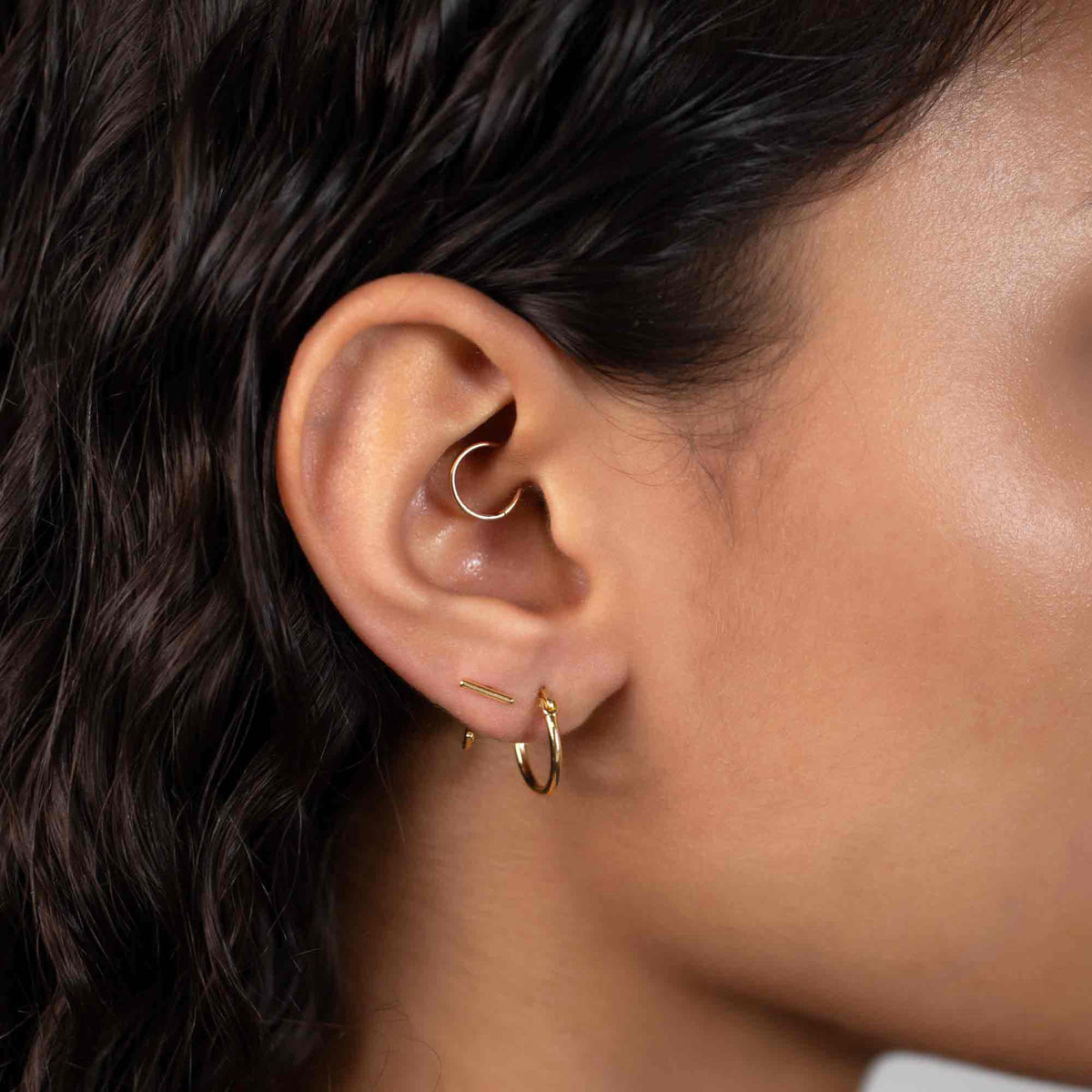 Rima - Bar huggie earrings