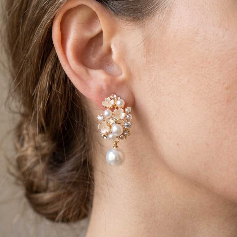Kaori – Stylish flower and pearl earrings
