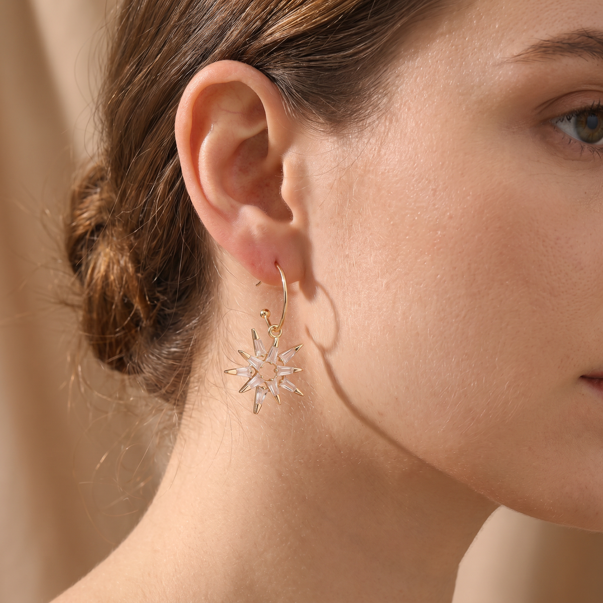 Xienna – Shimmering golden star earrings