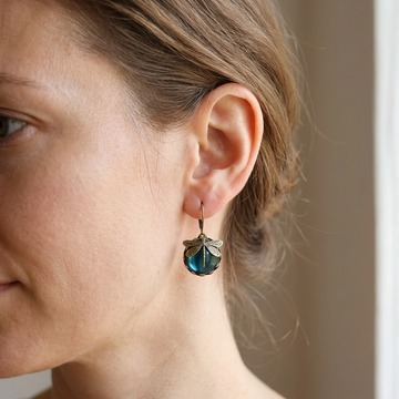 Elandra – Circular dragonfly earrings in vintage gold