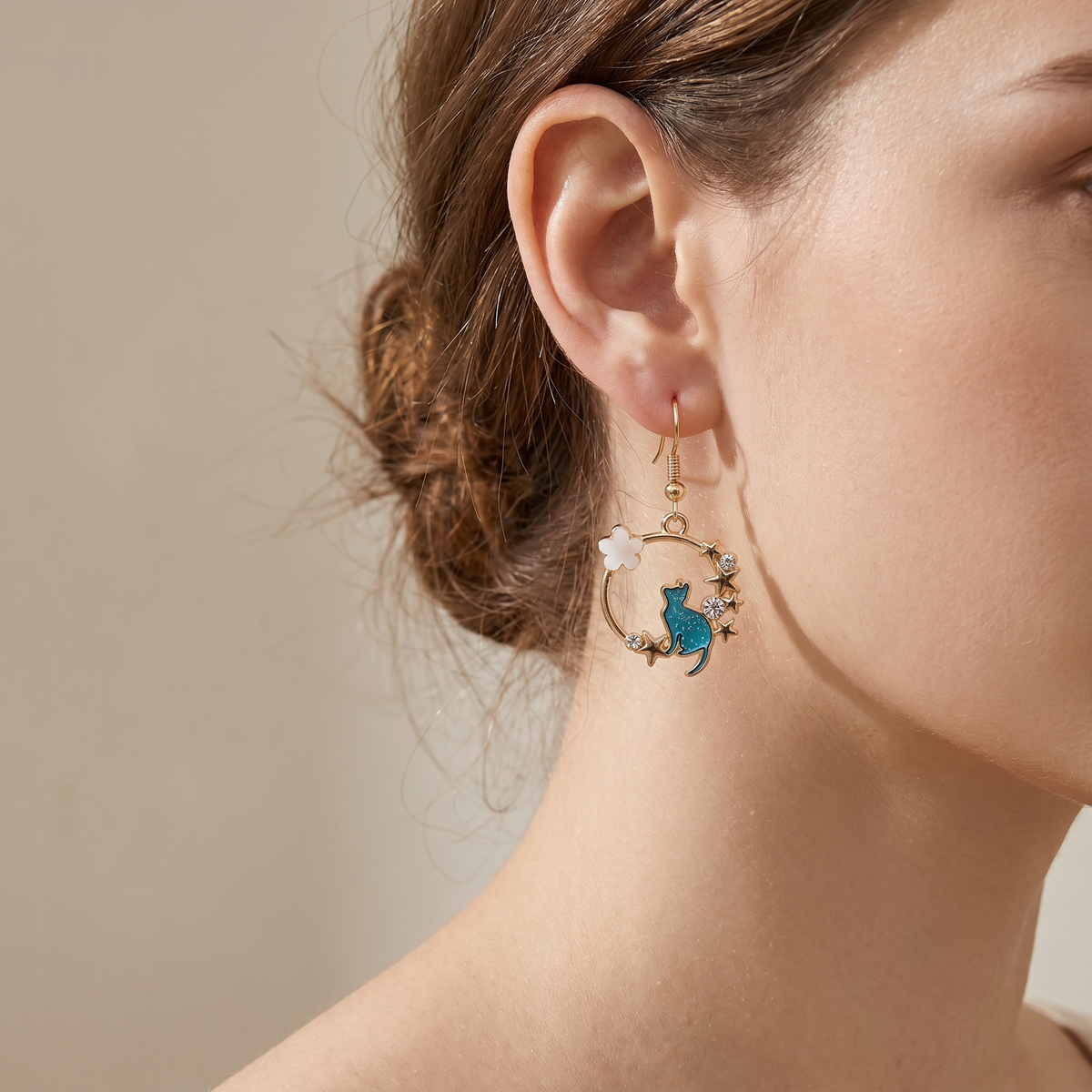 Lynna – Lovely Cat Pendant