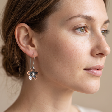 Hera – Vintage-Inspired Silver Flower Design Earrings