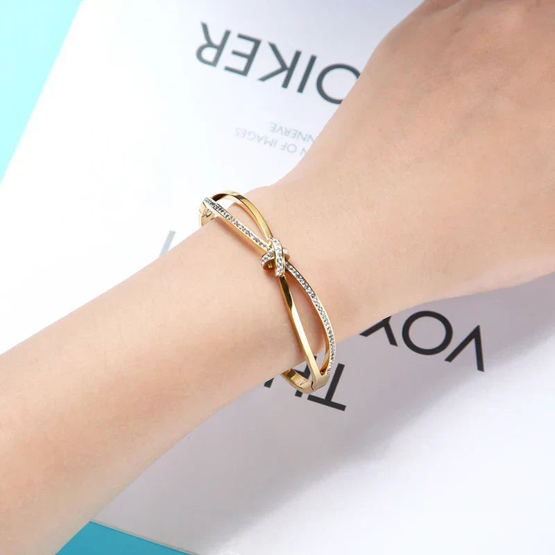 Dalia – Bangle with Elegant Knot
