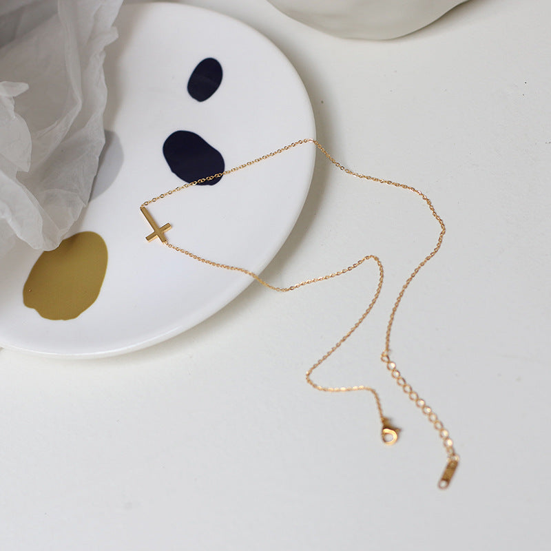 Nelly – Minimalist Cross Chain in Gold