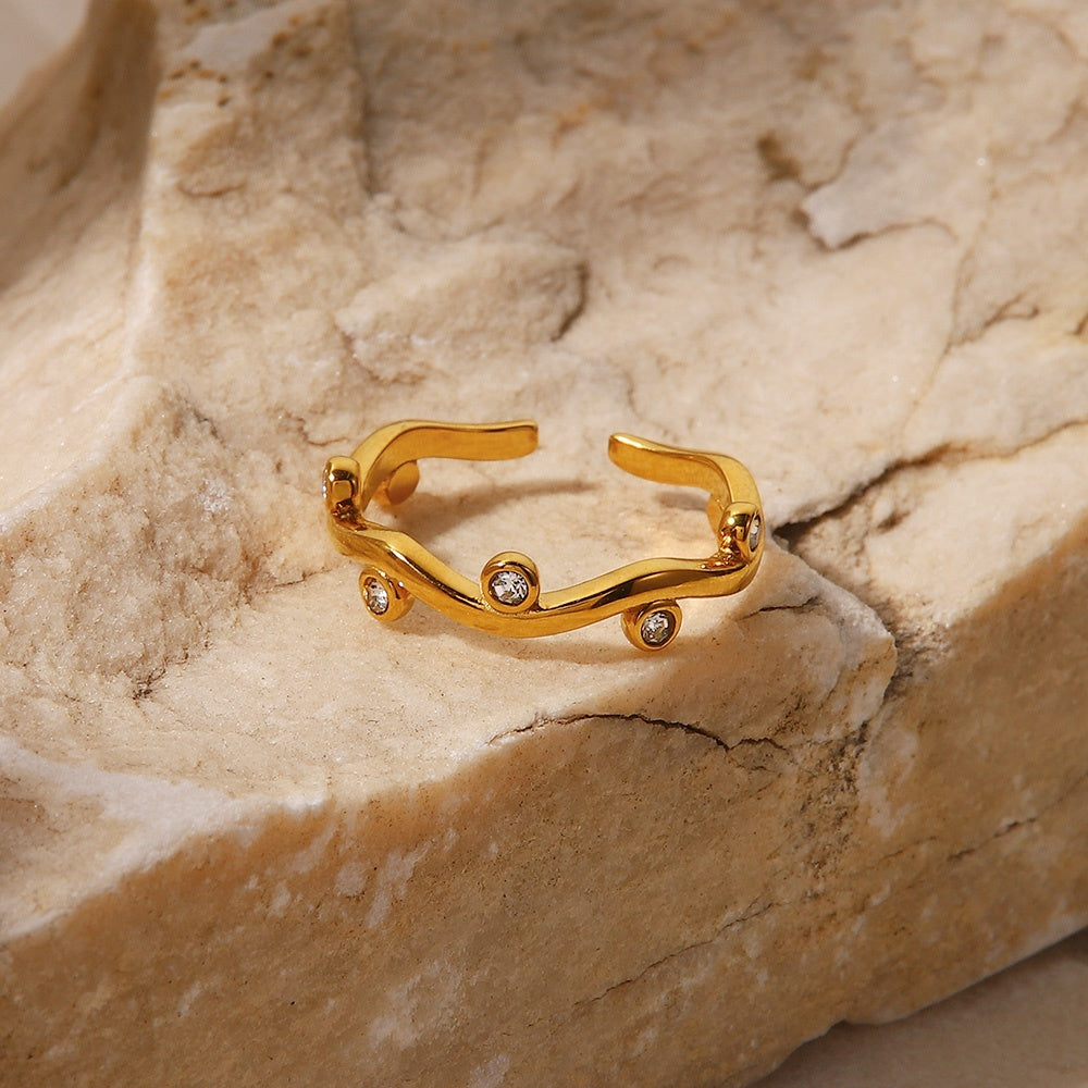 Willow – Adjustable Gold Ring with Leaf Design and Zirconia