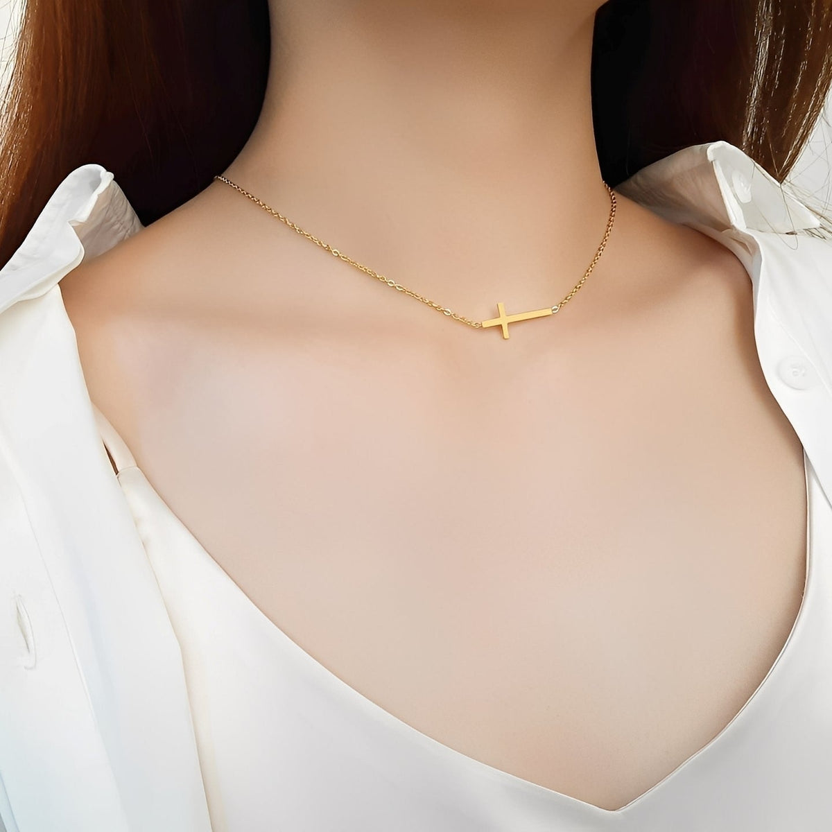 Nelly – Minimalist Cross Chain in Gold