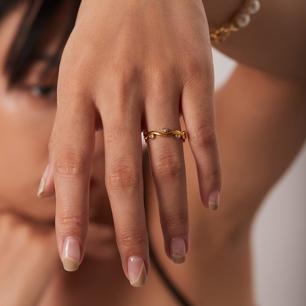 Willow – Adjustable Gold Ring with Leaf Design and Zirconia