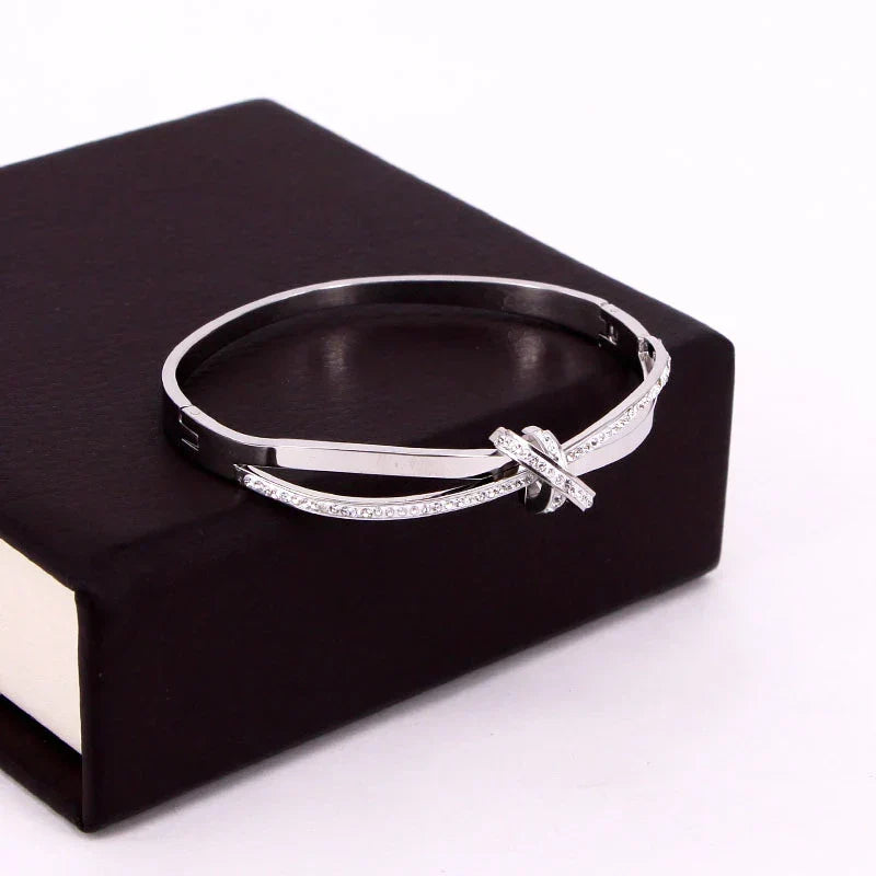 Dalia – Bangle with Elegant Knot
