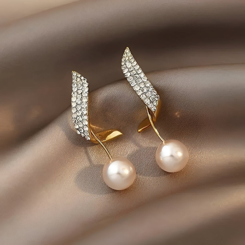 Lumine – Fascination Earrings Featuring Pearls and Elegant Gold Finish