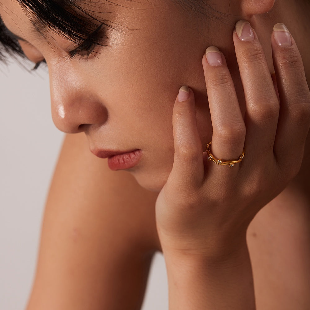 Willow – Adjustable Gold Ring with Leaf Design and Zirconia
